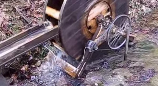 Voici une technique ingénieuse pour produire de l’hydroélectricité gratuitement avec un alternateur!