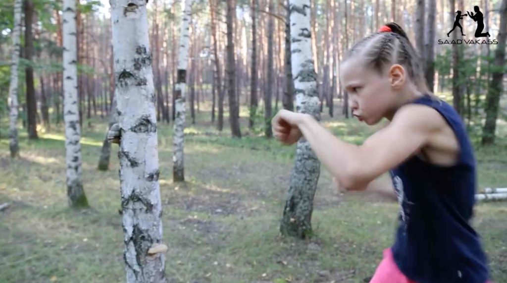 Cette prodige de la boxe a seulement 9 ans et s’entraîne à mains nues contre un tronc d’arbre