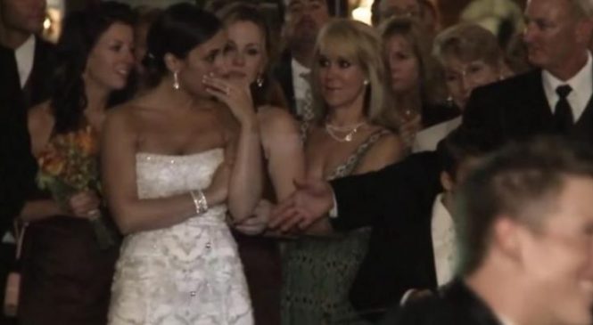 Quand la mariée voit son amoureux embrasser une autre femme à leur mariage, impossible de retenir ses larmes!
