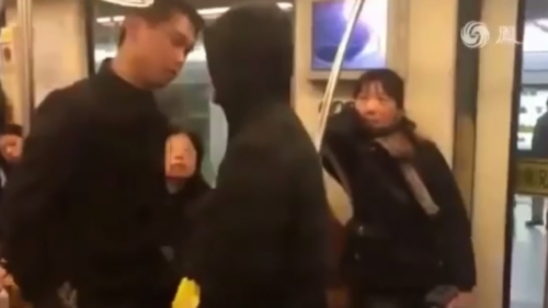 Un mec agresse la mauvaise personne dans le métro