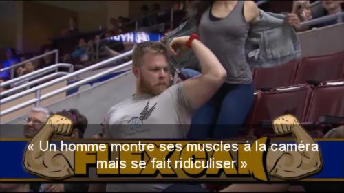 Un homme montre ses muscles à la caméra mais se fait ridiculiser