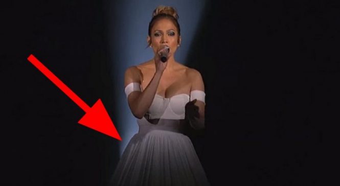Elle commence à chanter, mais quand les lumières s’allument? WOW! Regardez sa robe!