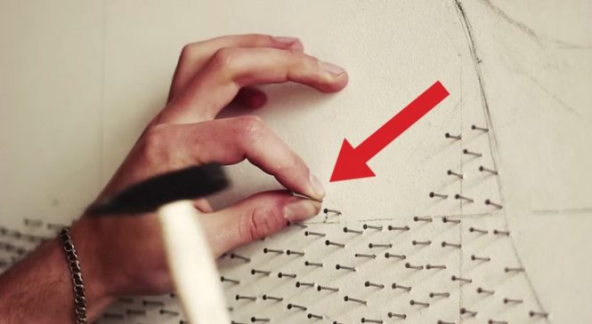 Il Commence à Mettre Des Centaines De Clous Sur Un Mur Blanc: Le Résultat Final Est Génial!