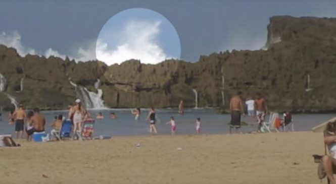 On dirait une plage quelconque… Mais regardez d’un peu plus près. Ce que vous verrez dans le ciel n’est pas ce que vous croyez!