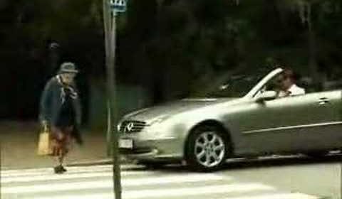 Une dame âgée traverse la rue, mais un chauffard la klaxonne pour qu’elle marche plus vite… attendez de voir ce qu’elle va faire !