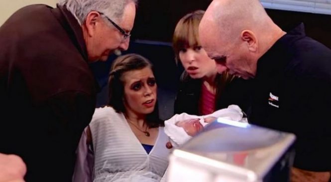 Un routier aide une femme à mettre au monde son enfant, quand il voit le visage du bébé, c’est le choc!
