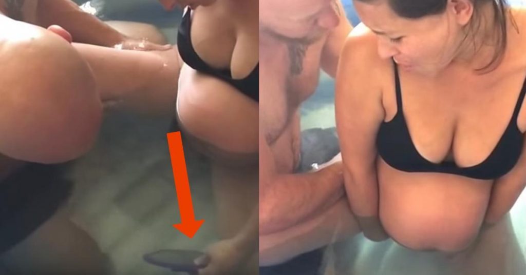 Un homme et une femme se filment chez eux dans une petite piscine gonflable et ce qu’ils voient dans le miroir est à couper le souffle.