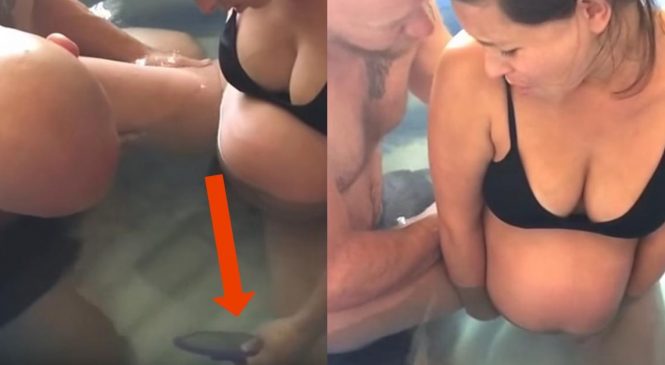 Un homme et une femme se filment chez eux dans une petite piscine gonflable et ce qu’ils voient dans le miroir est à couper le souffle.