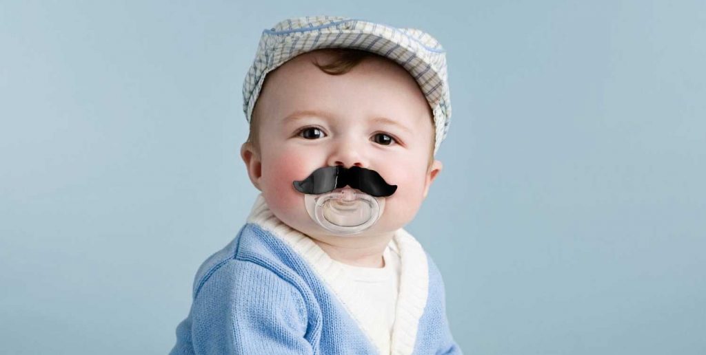 Transformez votre bébé en mafieux rital avec cette somptueuse tétine moustache