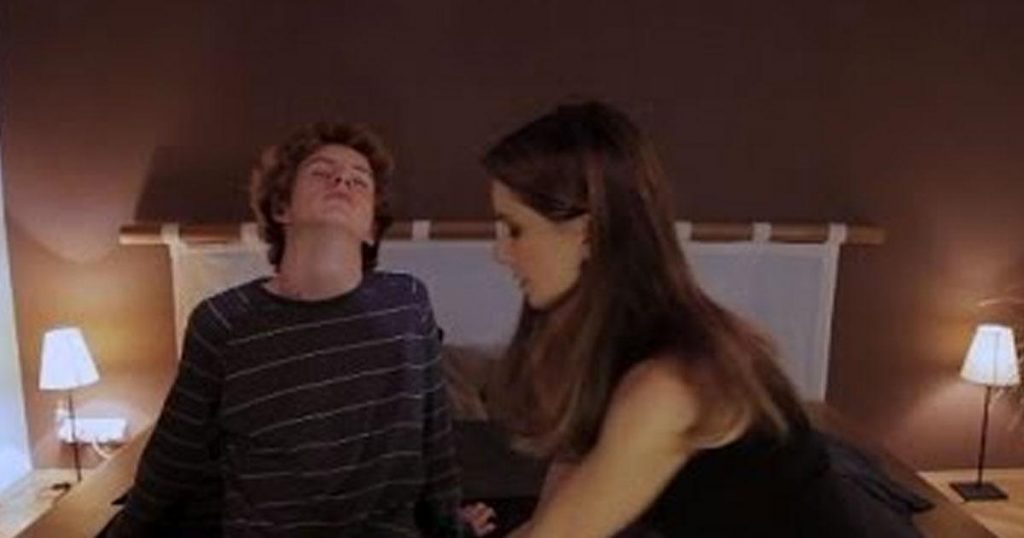 Il demande à une fille de lui ouvrir sa braguette, mais ça ne se passe vraiment pas comme prévu!