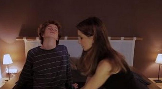 Il demande à une fille de lui ouvrir sa braguette, mais ça ne se passe vraiment pas comme prévu!