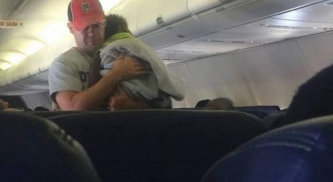 Dans l’avion, un homme saisit un garçon qui n’est pas le sien. Quand sa mère voit ce qu’il lui fait, elle fond en larmes!