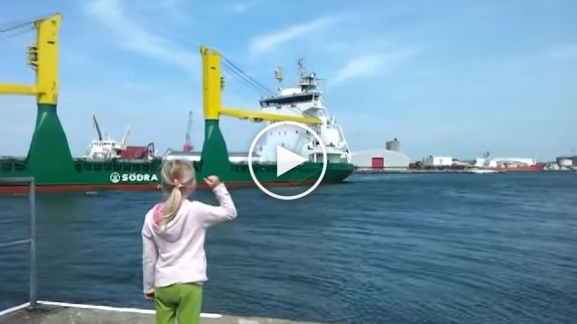 Une enfant demande un coup de sirène à un bateau, mais elle ne s’attendait pas à ça…