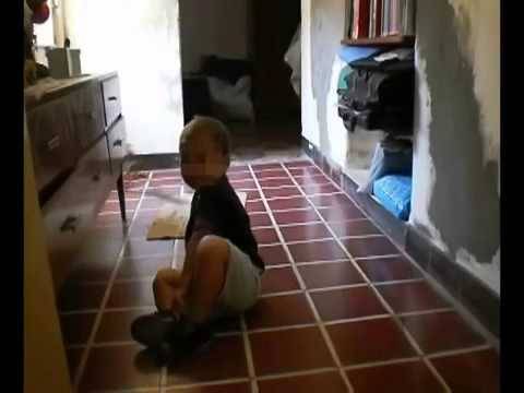 Elle filme son bébé et voila ce qui est filmé avec !!!!!!!!