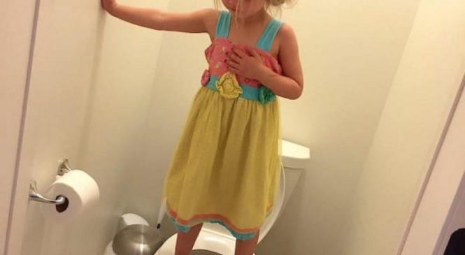 Une mère surprend sa fille debout sur la toilette. Puis elle apprend l’HORRIBLE vérité…