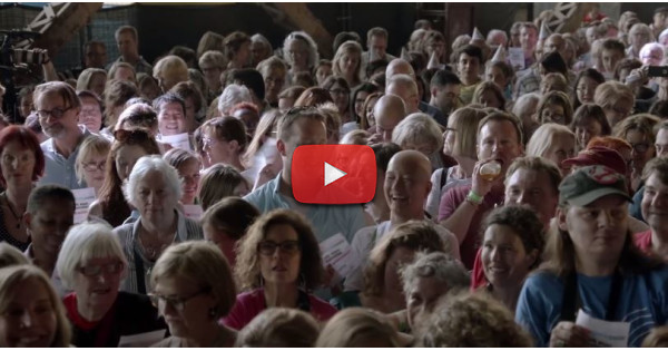 « Hallelujah » de Leonard Cohen par 1500 choristes…C’est beau.