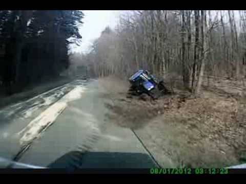 Un camion dépasse un tracteur et l’envoie dans le fossé, mais c’est pas tout!!!