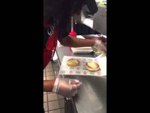 il faut voir ce que cette employée d’un fast food a fait avec le pain avant d’en faire le burger…!
