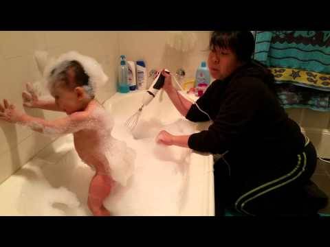 Cette vidéo d’une maman qui donne le bain à son enfant choque des millions de gens!