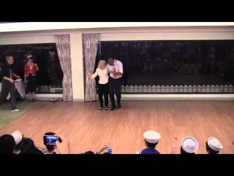 Elle danse comme si elle avait 18 ans Lors de la célébration de son 90 ème anniversaire !!!