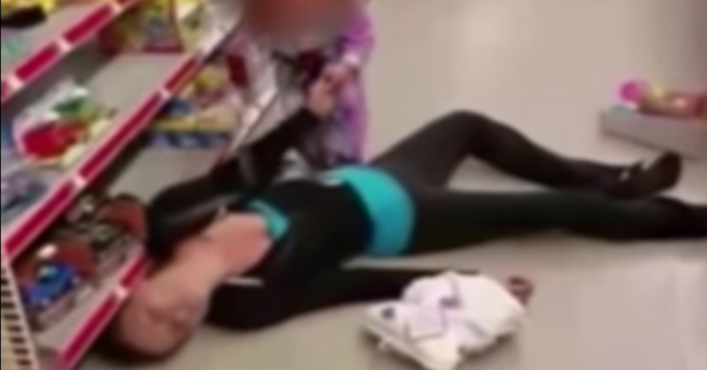 Les images de cette vidéo montrant une mère et sa fille de 2 ans au supermarché vont vous scandaliser!