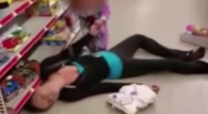 Les images de cette vidéo montrant une mère et sa fille de 2 ans au supermarché vont vous scandaliser!