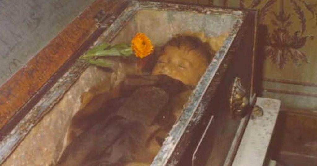 Cette fillette est morte à 2 ans, il y a presque un siècle. Mais les gens affirment l’avoir vu ouvrir les yeux.