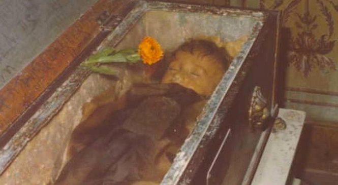 Cette fillette est morte à 2 ans, il y a presque un siècle. Mais les gens affirment l’avoir vu ouvrir les yeux.
