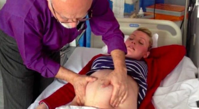 Le médecin saisit le bébé dans le ventre de la maman, ne le quittez surtout pas des yeux!