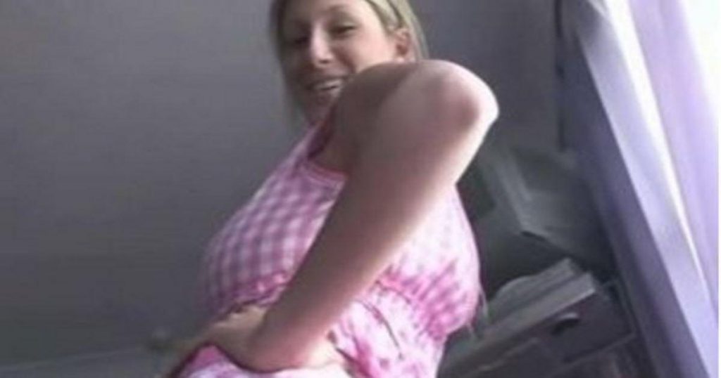 Il regarde sous la table et voit que la copine de son collègue n’a pas de culotte. La suite? WOW!!