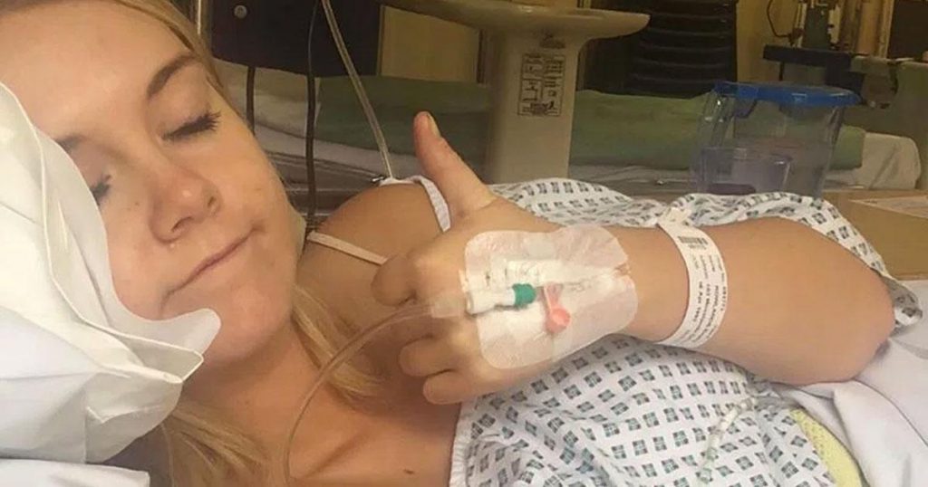 Elle se retrouve avec un vibro coincé dans le derrière suite à une partie de jambes en l’air très intense.
