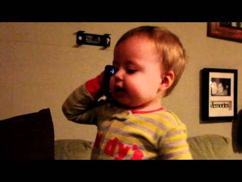 Bébé hilarant qui parle au téléphone à son papa : essayez de ne pas rire !