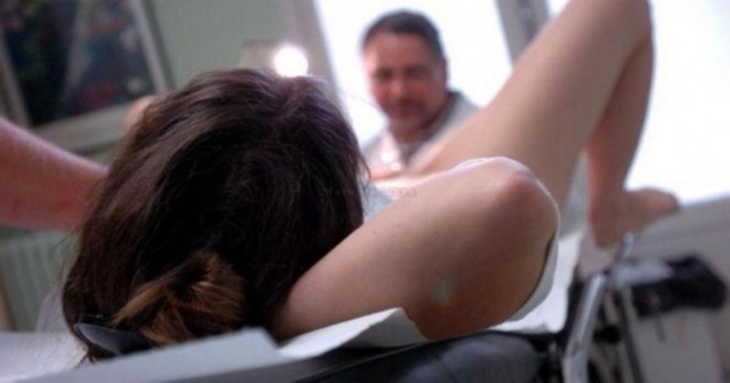 Une étudiante va chez le gynécologue et il fait une terrible découverte