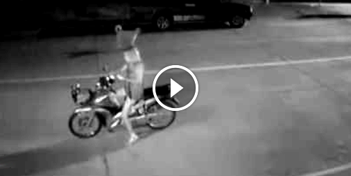 Vidéo : Inconsciente, cette jolie motarde s’arrête en pleine nuit au milieu de la route pour téléphoner