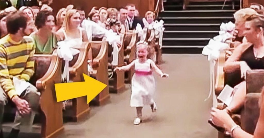 La demoiselle d’honneur hurle en arrivant dans l’allée. Ce qui arrive juste après a fait rire tout le monde!