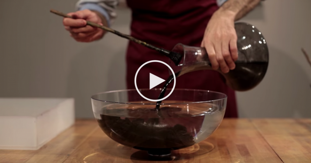 Il verse un liquide dans un bol d’eau. Ce qu’il fait ensuite est incroyable!