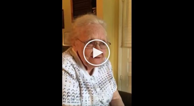 Une grand-mère de 92 ans écoute à la radio une chanson qu’elle a écrite