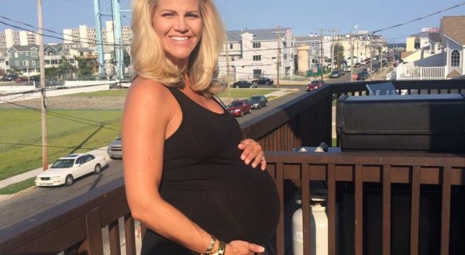 Cette miss météo se fait insulter de “grosse et dégoûtante” car elle est enceinte! Mais sa réponse vaut de l’or en barre!