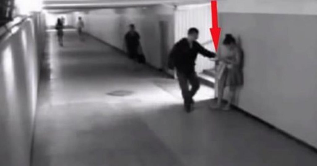 Cet homme veut voler le portable de cette jeune femme. Mais quelques secondes plus tard, ce qui arrive est fou!