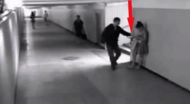Cet homme veut voler le portable de cette jeune femme. Mais quelques secondes plus tard, ce qui arrive est fou!