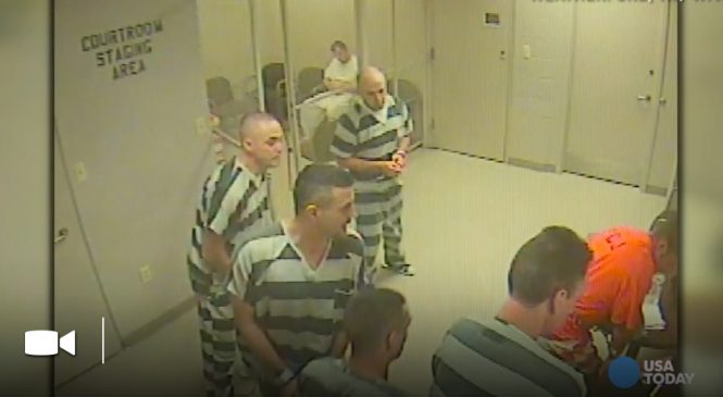 Ces prisonniers forcent la porte de leur cellule et sauvent la vie de leur gardien en pleine crise cardiaque!