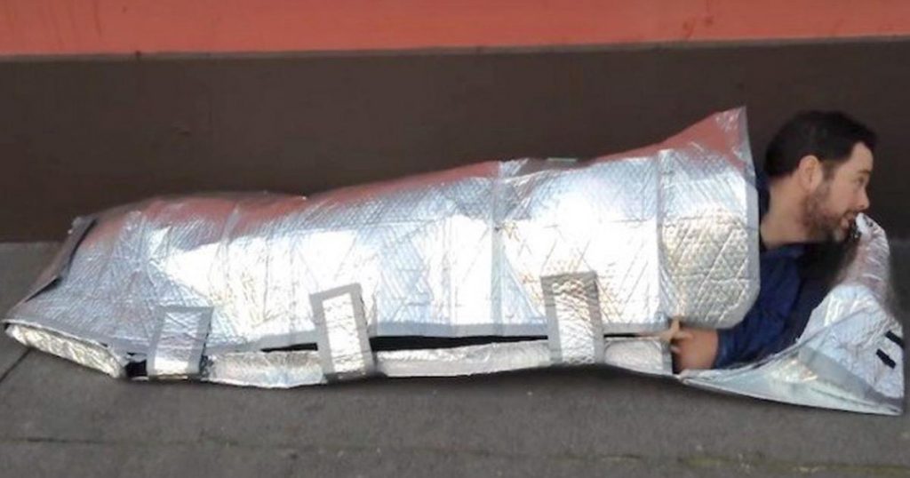 Une jeune femme de 15 ans invente un sac de couchage pour sauver les sans-abri!