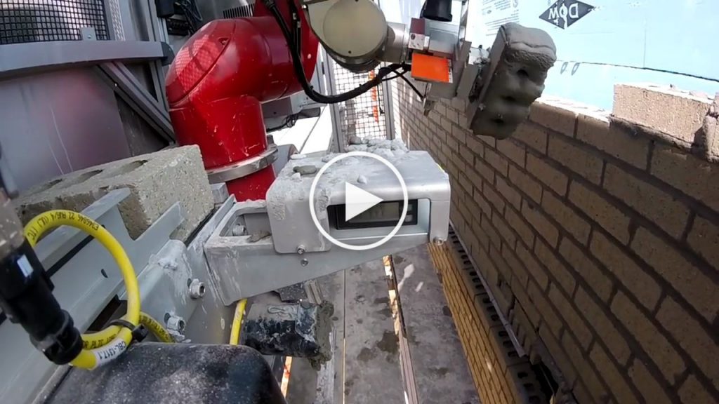 SAM100, le robot maçon capable de monter un mur de briques automatiquement