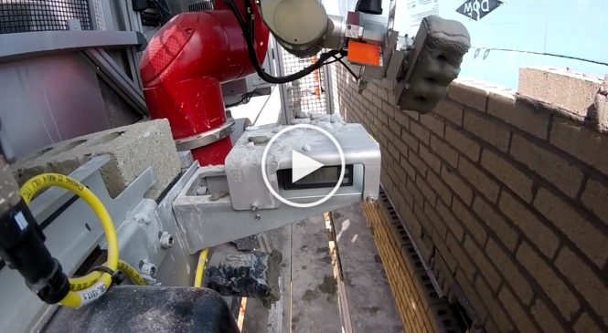 SAM100, le robot maçon capable de monter un mur de briques automatiquement