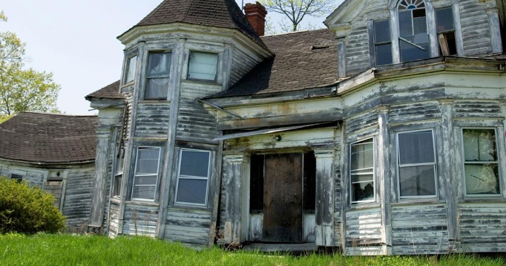 La police entre dans un orphelinat abandonné, ce qu’il trouve au sous-sol ? Oh mon dieu !