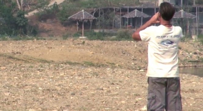 Un Homme émet Un Appel Dans Un Champ Ouvert. Regardez Qui Court Vers Lui… Wow !!!