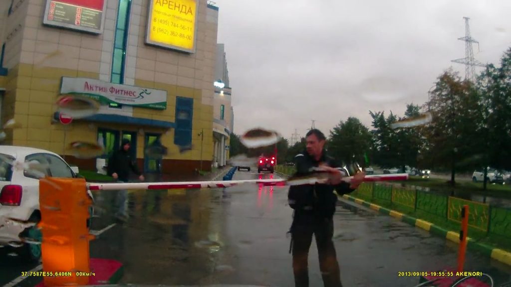 Un cycliste complémentent ivre se bat contre une barrière de sécurité