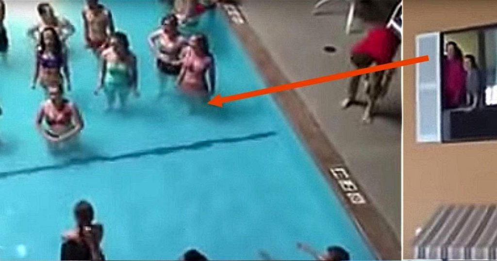 Les adolescents s’immobilisent en plein milieu de la piscine, puis elle commence à filmer, ce qu’elle capte donne des frissons!