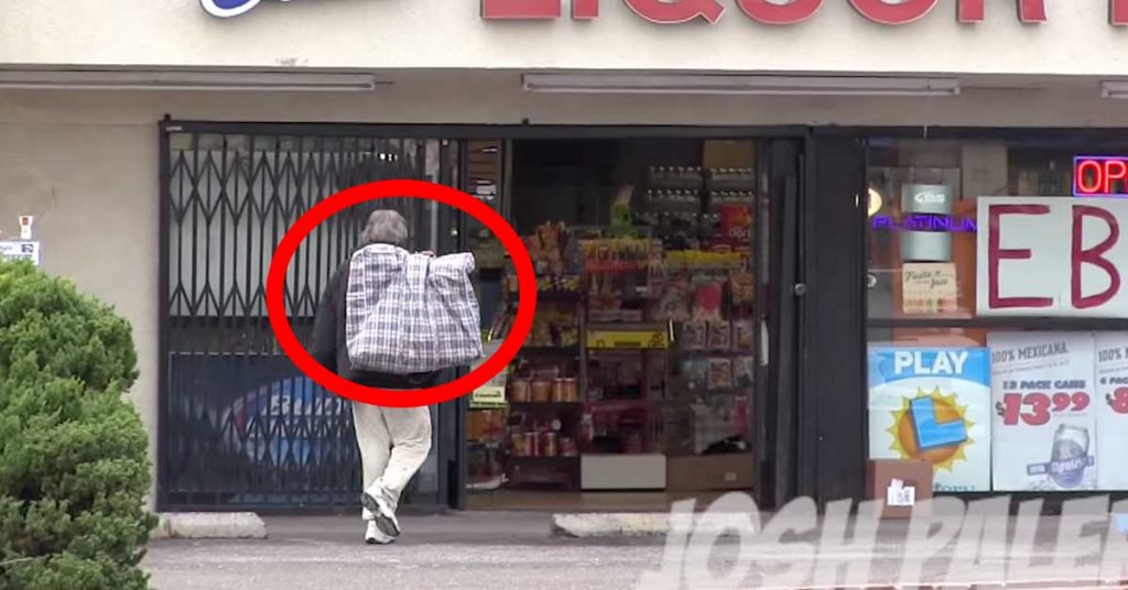Il donne $100 à un SDF et décide de le suivre. Ce qu’il achète le laisse sans voix