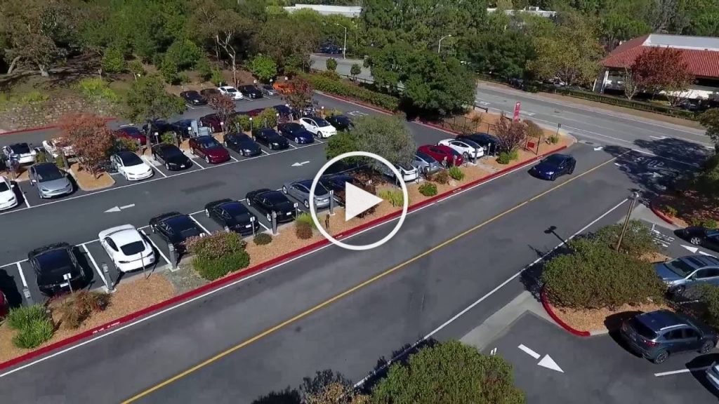 Une voiture en conduite 100% autonome trouve un stationnement et se gare toute seule!